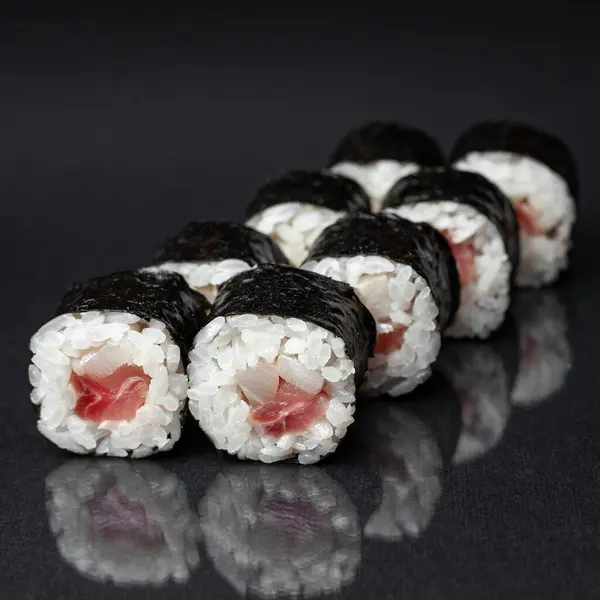 Beragam Lezat Sushi Roll Ditetapkan Pada Latar Belakang Hitam Dengan — Stok Foto