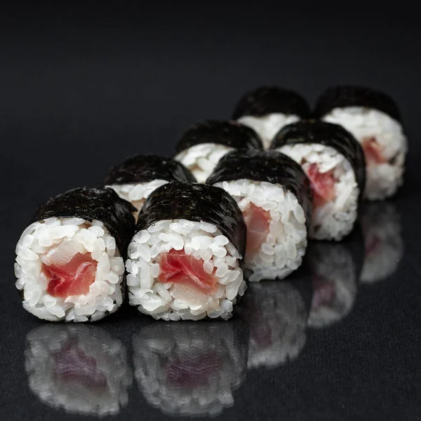 Olika Läckra Sushi Roll Som Svart Bakgrund Med Reflektion Meny — Stockfoto