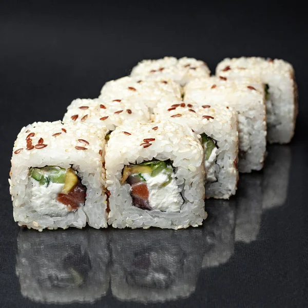 反射して黒を基調とした多彩なおいしい寿司ロールセット メニュー — ストック写真