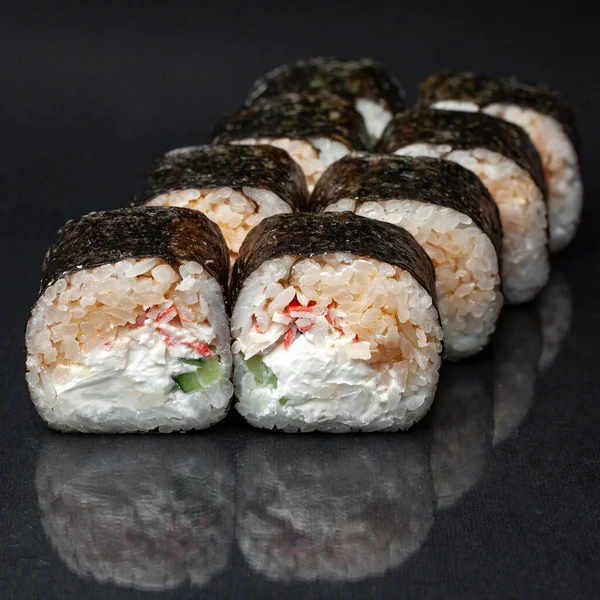 Diverse Köstliche Sushi Rollen Set Auf Schwarzem Hintergrund Mit Spiegelung — Stockfoto