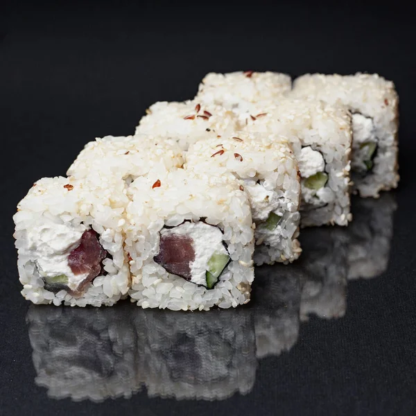 Diverse Köstliche Sushi Rollen Set Auf Schwarzem Hintergrund Mit Spiegelung — Stockfoto