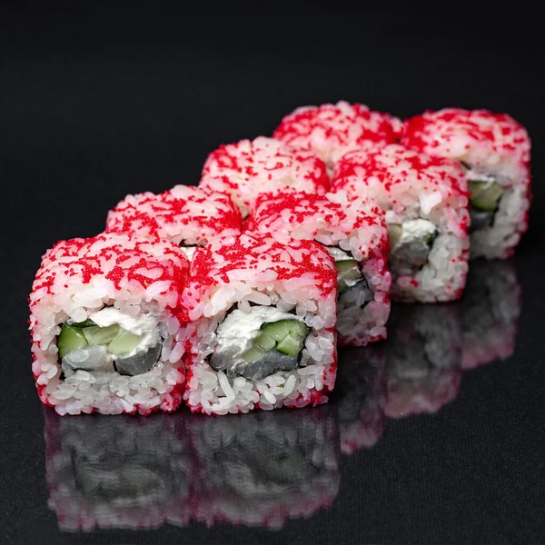 Diverse Köstliche Sushi Rollen Set Auf Schwarzem Hintergrund Mit Spiegelung — Stockfoto