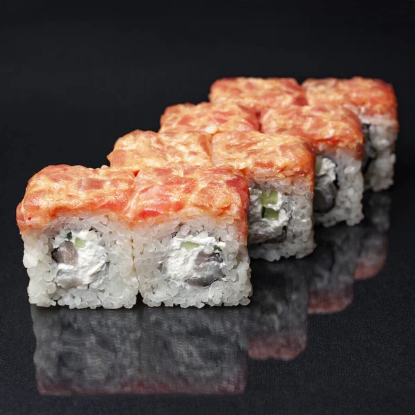 Diverse Köstliche Sushi Rollen Set Auf Schwarzem Hintergrund Mit Spiegelung — Stockfoto