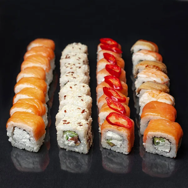 Beragam Lezat Sushi Roll Ditetapkan Pada Latar Belakang Hitam Dengan — Stok Foto