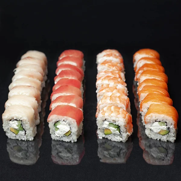 Beragam Lezat Sushi Roll Ditetapkan Pada Latar Belakang Hitam Dengan — Stok Foto