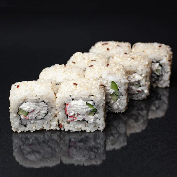 Diverse Köstliche Sushi Rollen Set Auf Schwarzem Hintergrund Mit Spiegelung — Stockfoto