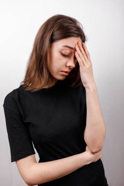 Üzgün esmer kadın beyaz arka plandaki kameraya üzgün görünüyor. izole