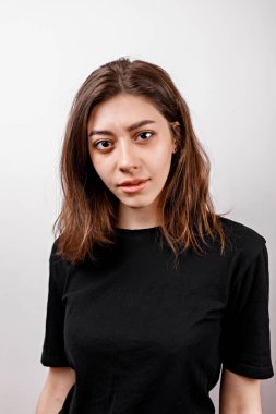 Üzgün esmer kadın beyaz arka plandaki kameraya üzgün görünüyor. izole