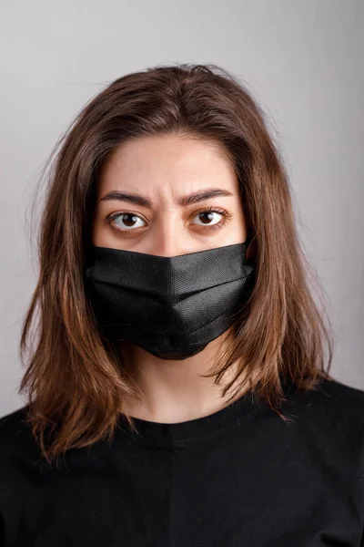 Retrato Del Estudio Una Mujer Joven Con Una Máscara Facial — Foto de Stock