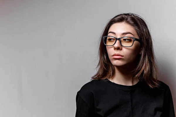 Schöne Junge Brünette Frau Mit Brille Und Schwarzem Shirt Auf Stockbild