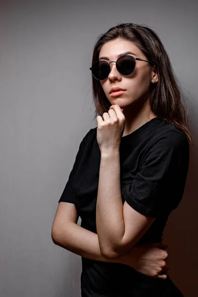 Bela Jovem Morena Óculos Sol Pretos Uma Camiseta Preta Fundo — Fotografia de Stock