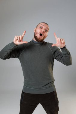 Beyaz arka planda tişört giyen mutlu genç bir adam. duygular