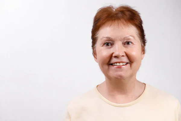 Erwachsene Frau auf weißem Hintergrund in hellem T-Shirt. Emotionen — Stockfoto