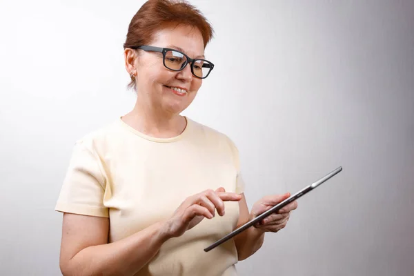 Egy Szemüveges Idős Fehér Hátterű Táblát Használ Könnyű Pólóban Sms — Stock Fotó