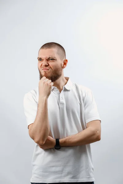 Porträtt Stilig Ung Man Tittar Uppmärksamt Sidan Vit Bakgrund Isolerad — Stockfoto