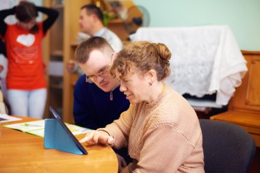 Dijital tablet izlerken iki arkadaş Engelli Rehabilitasyon Merkezi,