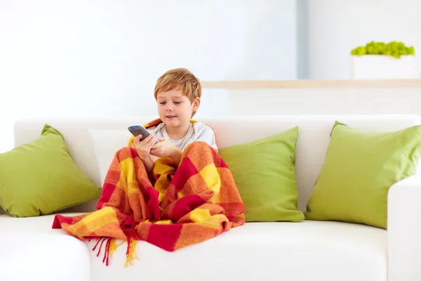 Lindo feliz niño viendo tv en casa —  Fotos de Stock