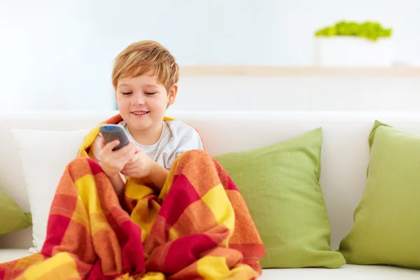 Niedliche glückliche Kind vor dem Fernseher zu Hause — Stockfoto