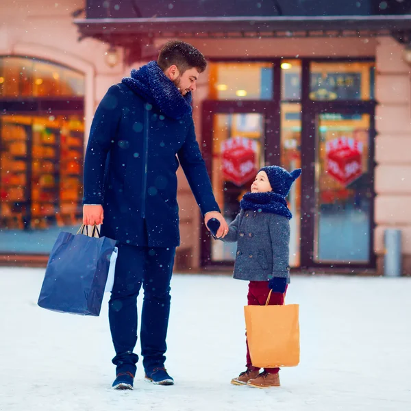 Feliz padre e hijo de compras durante las vacaciones de invierno — Foto de Stock