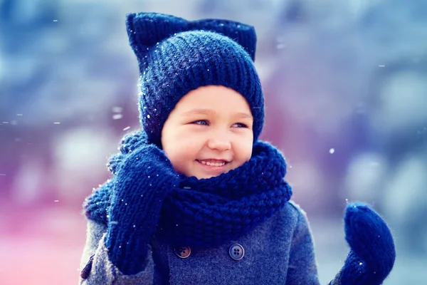 Mignon enfant avoir amusant sous la neige d'hiver — Photo