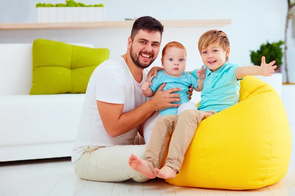Feliz padre con seis meses e hijos de seis años, en casa — Foto de Stock