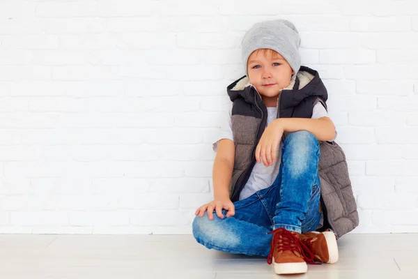 Retrato de niño de moda cerca de la pared — Foto de Stock