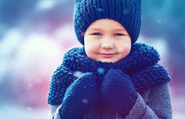 Cute anak dalam pakaian rajutan dan ditebang mantel di bawah salju musim dingin — Stok Foto