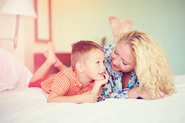 Gelukkig moeder en zoon thuis praten — Stockfoto