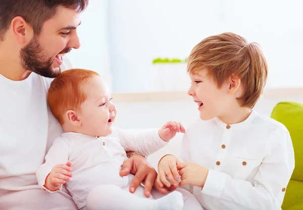 Lycklig far och söner att ha roligt tillsammans — Stockfoto