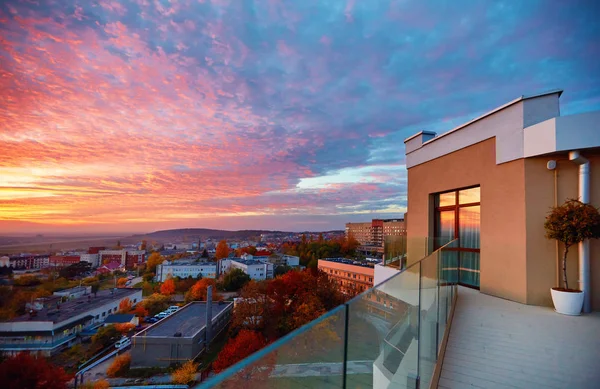 查看从屋顶露台上美丽的日落。乌日戈罗德，乌克兰 — 图库照片