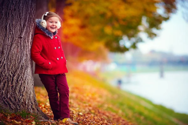 Happy girl enjoys nature in autumn park — Stock Photo, Image