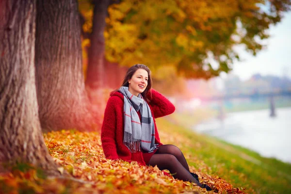 Vacker kvinna tycker hösten i park — Stockfoto