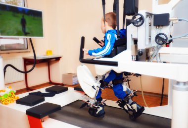 genç çocuk robot yürüyüş terapi rehabilitasyon Merkezi'nde geçer.