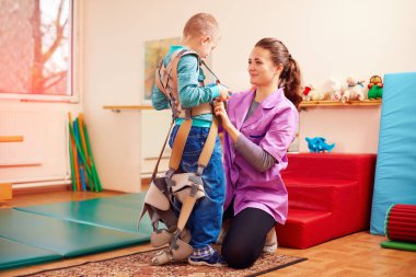 güzel bir çocuk rehabilitasyon Merkezi'nde fiziksel kas-iskelet terapi olacak