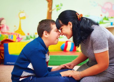 duygusal bir an. Anne ve sevgili oğlu özürlü Rehabilitasyon Merkezi ile portre