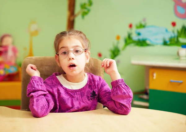 Özel ihtiyaçları olan çocuklar için anaokulu, sevimli küçük kız — Stok fotoğraf