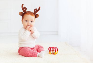güzel bebek sevgili evde oyuncakla oynamak