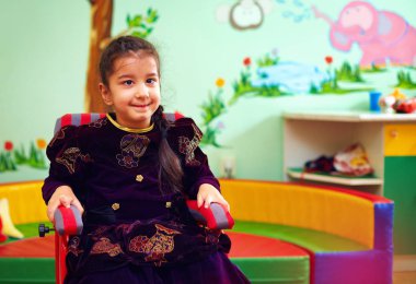 özel ihtiyaçları olan çocuklar için rehabilitasyon Merkezi'nde tekerlekli sandalyede sevimli küçük kız