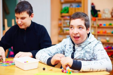 mutlu çocuklar özürü olan özel ihtiyaçları olan çocuklar için Rehabilitasyon Merkezi de iyi motor becerilerini geliştirmek