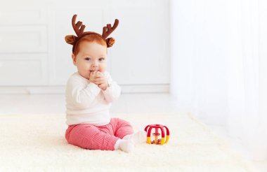 evde oyuncakla oynamak mutlu bebek geyik