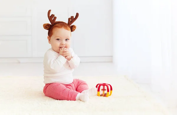 Happy baby jelen hrát s hračkami, doma — Stock fotografie