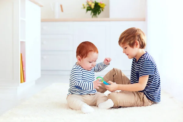 Şirin kardeşi birlikte evde oynamak — Stok fotoğraf