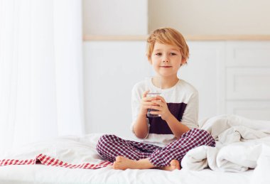 genç çocuk, çocuk onun sabah bir bardak taze su ile başlıyor