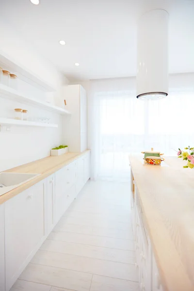 Cocina de madera blanca con campana de cocina isla y estantes colgantes — Foto de Stock