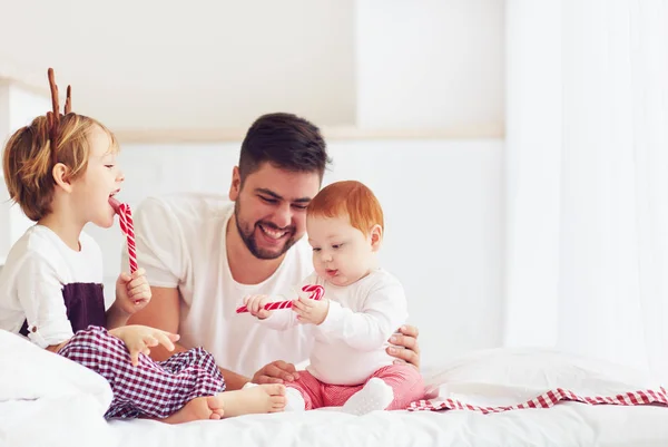 Glücklicher Vater und Kinder haben Spaß am Weihnachtsmorgen zu Hause — Stockfoto