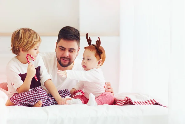 Glücklicher Vater und Kinder haben Spaß am Weihnachtsmorgen zu Hause — Stockfoto