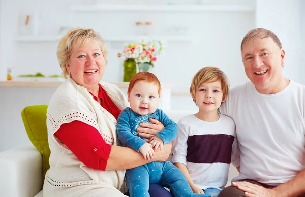 Retrato de avós felizes e netos em casa — Fotografia de Stock