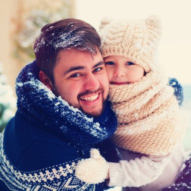 mutlu baba ve açık havada kışın oynayan çocuk portresi
