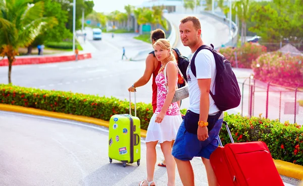 Grupp unga vänner med bagage i flygplats, redo för gemensam resa — Stockfoto