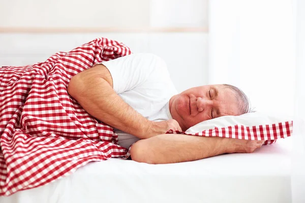 Lugna mogen man sova i sängen — Stockfoto
